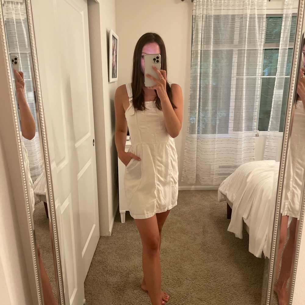 Cute summer dress in cream with pockets!